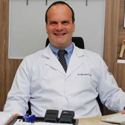 Dr. Alexandre Cesar Gobo .