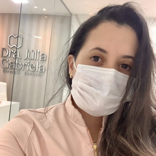 Dra. Julia Gabriela Ambrósio de Oliveira