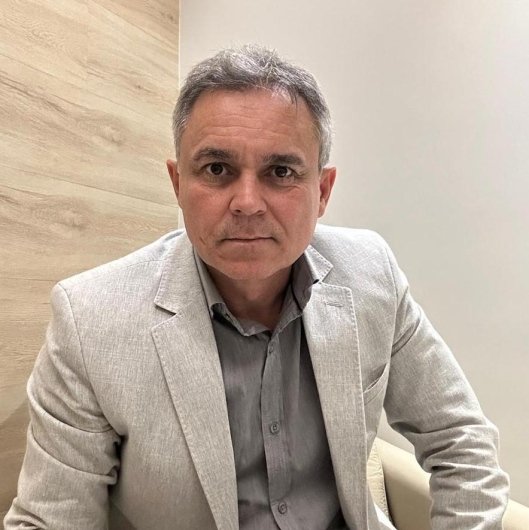 Dr. Carlos Medeiros