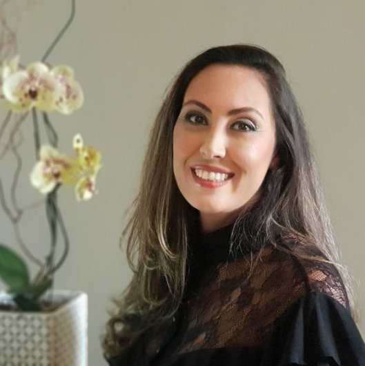 Dra. Andrea De Melo Cesar