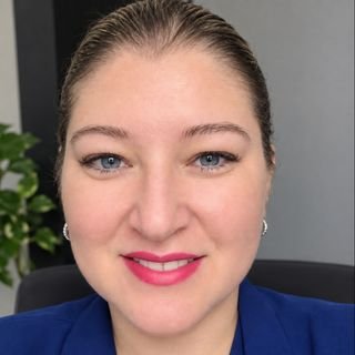 Dra. Lívia Queiroz