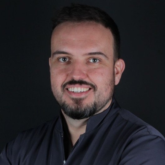 Dr. Victor Teixeira