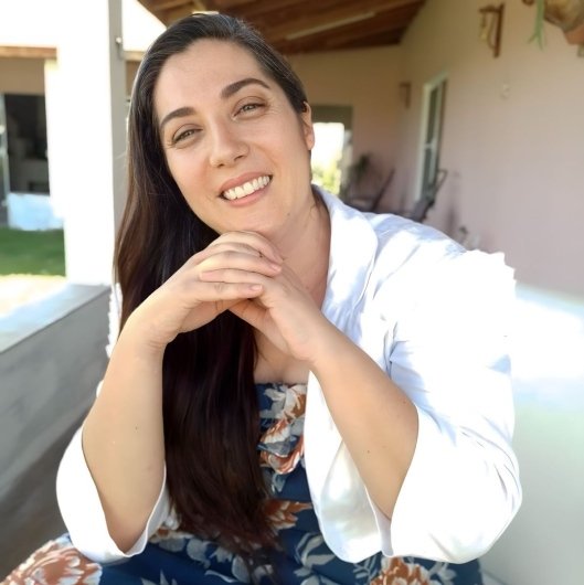 Dra. Joyce Cristina Genesini Teixeira .