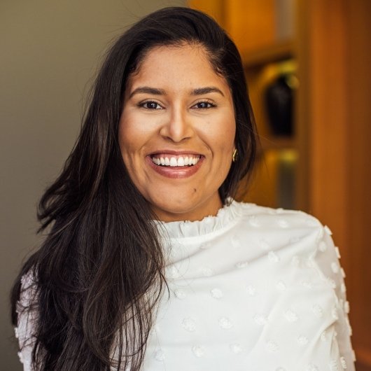 Prof. Isabela Côrtes