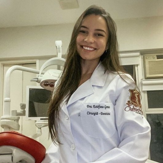 Dra. Estéfane Gomes da Silva Santos