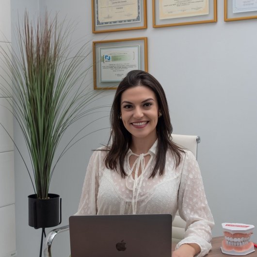 Dra. Geovana Fernandes