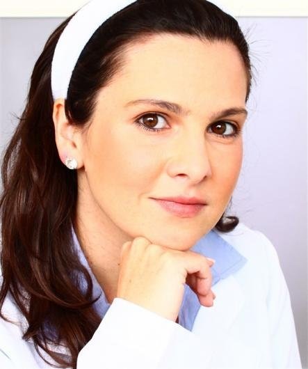 Dra. Ana Paula de Sá Earp