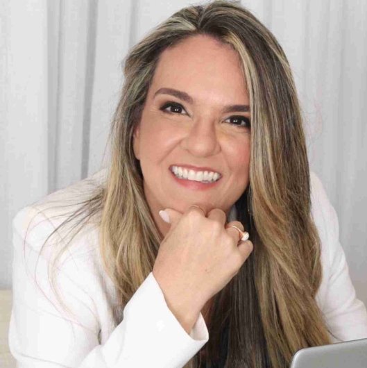 Dra. Flavia Menezes