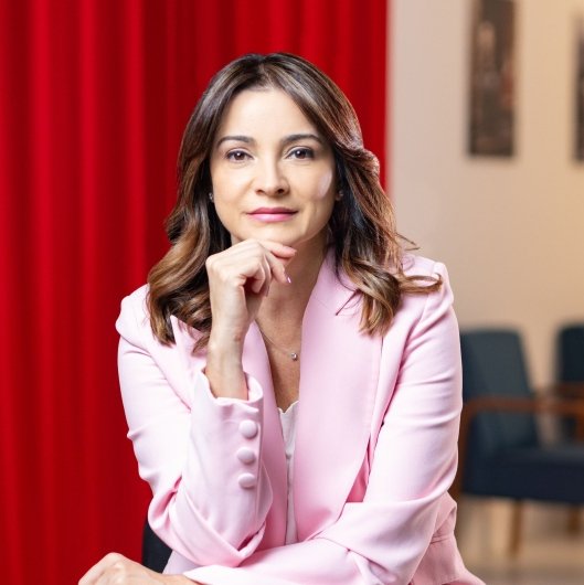 Dra. Elisangela Menezes