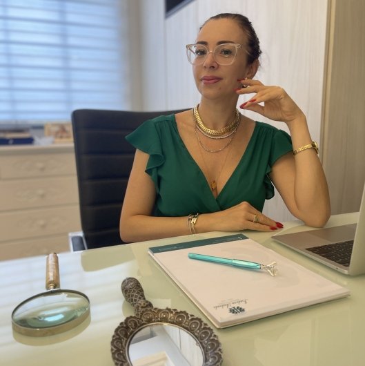 Dra. Isadora Oliveira