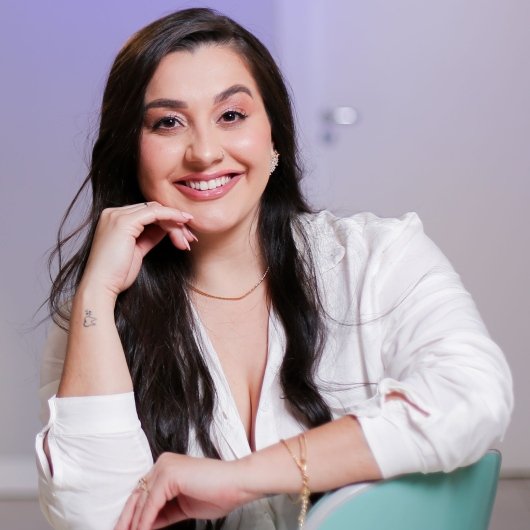 Dra. Larissa Mello