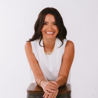 Dra. Débora Vieira de Leves