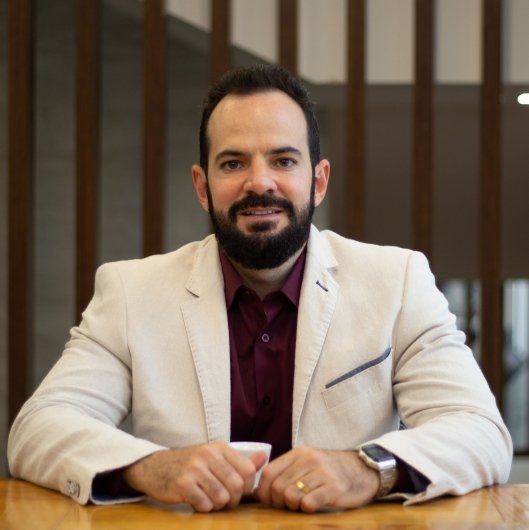 Dr. Gustavo Mello
