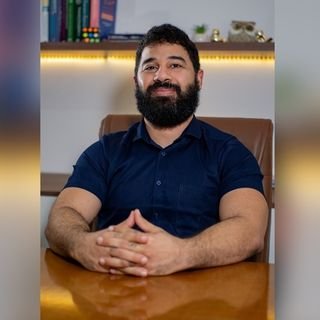 Dr. Lucas Tavares