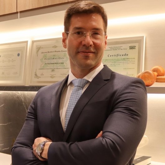 Dr. Tiago Menescal