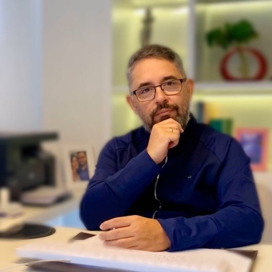 Dr. Aron Stephen Toczek Souza