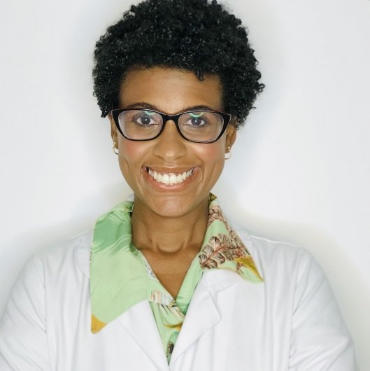 Dra. Thais Oliveira Ferreira