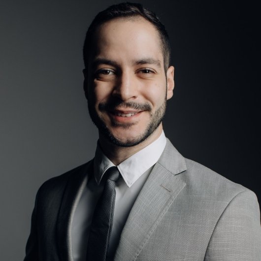 Dr. Victor Carvalho