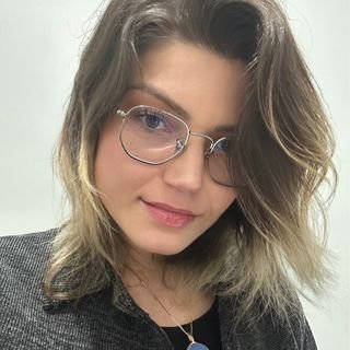 Dra. Julia Oliveira de Carvalho