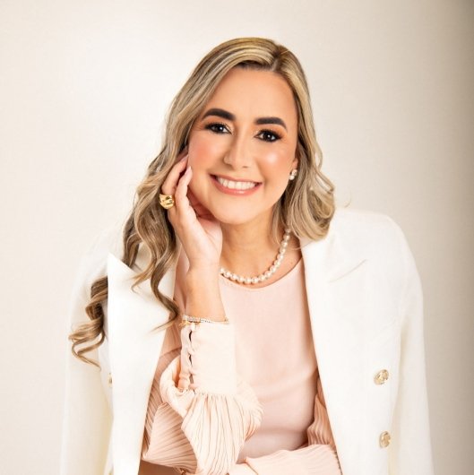 Dra. Flávia Falcão