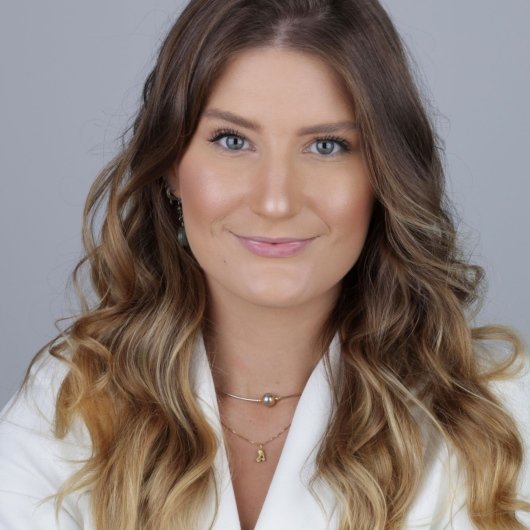 Dra. Nayara Simões