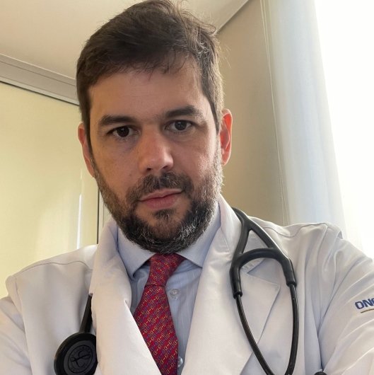 Dr. Vinicius Carrera Souza