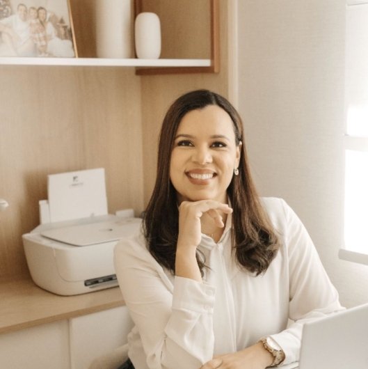 Dra. Lívia Victor