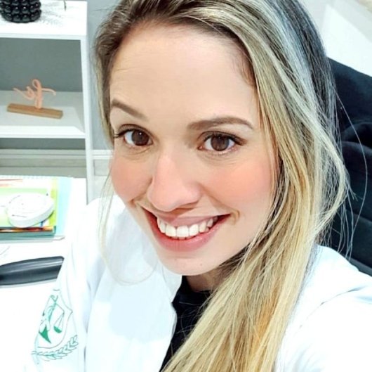 Dra. Thaís Flores
