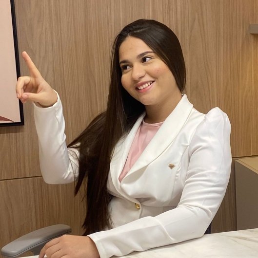 Dra. Larissa Damasceno