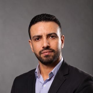 Dr. Elton Róger
