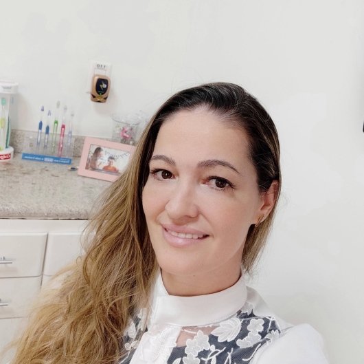 Dra. Camila Alcazar Barcelos