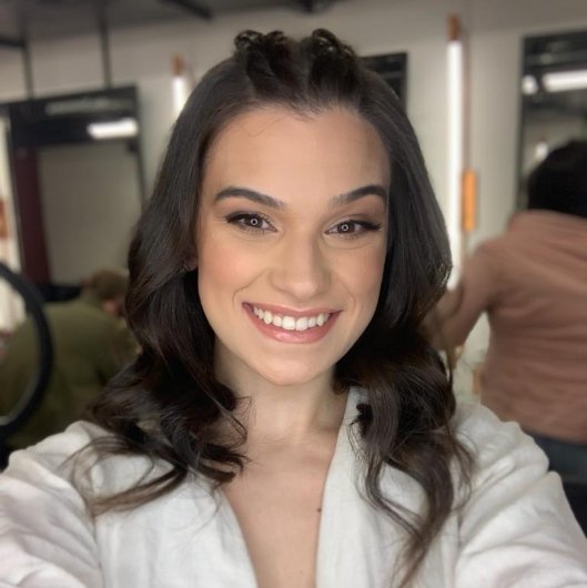 Dra. Larissa Paes