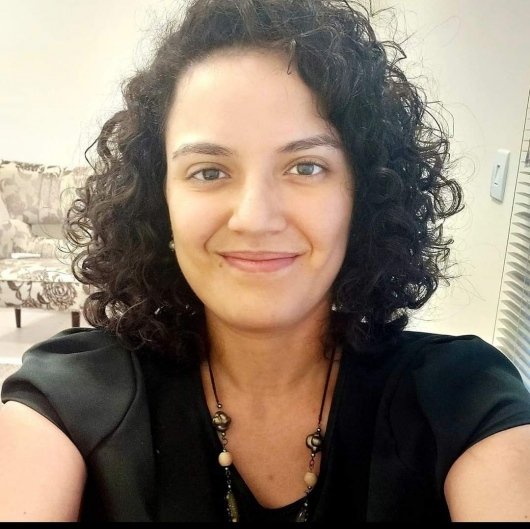 Dra. Renata Paola Parenti Freitas