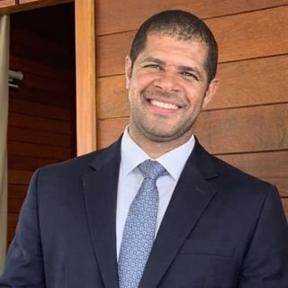 Dr. MAURICIO DO AMOR DIVINO COSTA