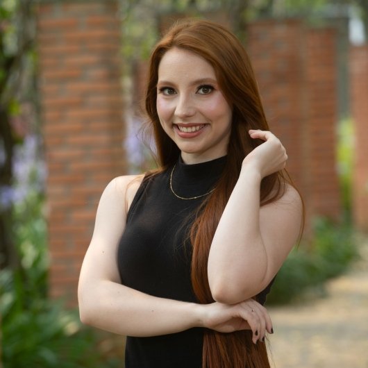 Thais Holocheski