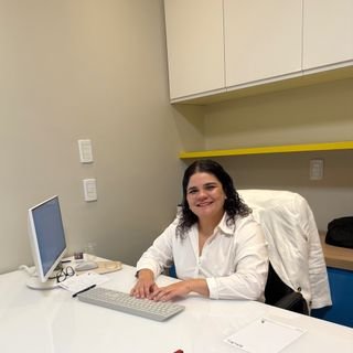 Dra. Hellen Paula Santos De Oliveira