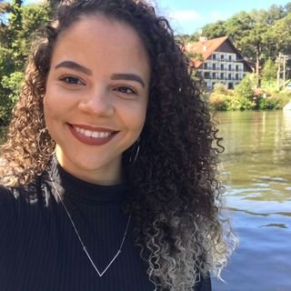 Dra. Lara Oliveira