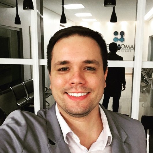 Dr. Max Bueno