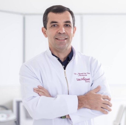 Dr. Maxwell Reis