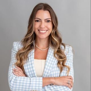 Dra. Clara Fernanda Aguiar Gomes