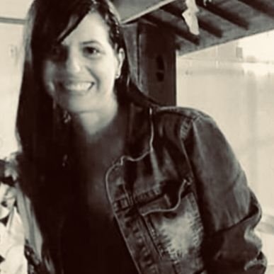 Nívia Souza Neves