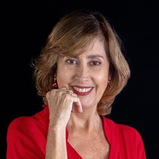Dra. Carla Palhares Queiroz