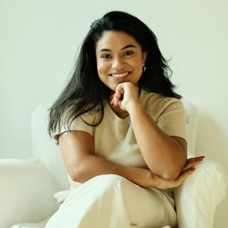 Carolina Elizabeth Calbucoy Oliarte