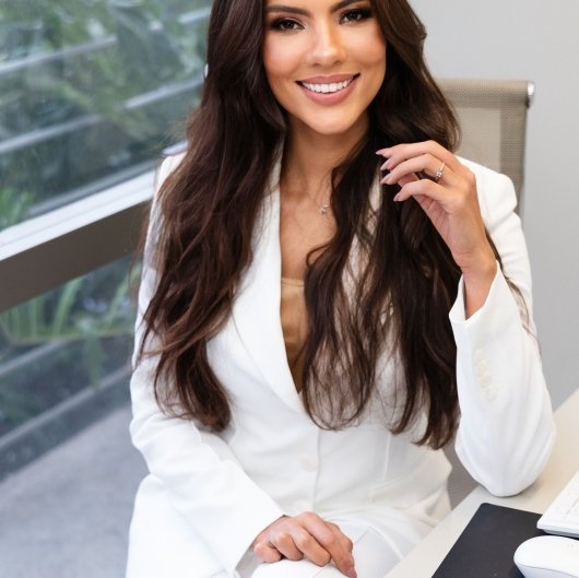Dra. Dra Aline Alencar
