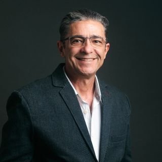 Dr. Adriano Bueno