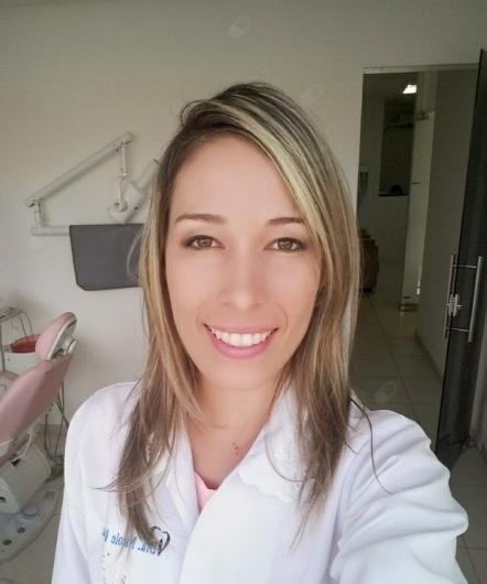 Dra. Nicole Rocha E Silva