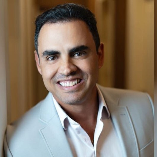 Dr. Eduardo Oliva