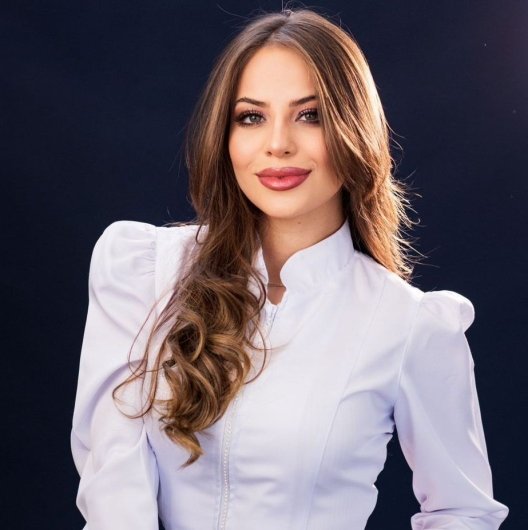 Laura Mello