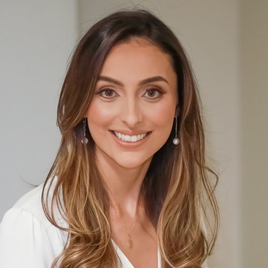 Dra. Estéfani Cunha