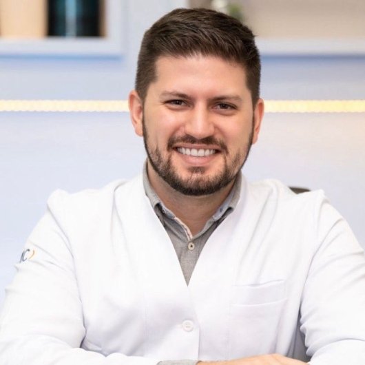Dr. Ricardo Perrone